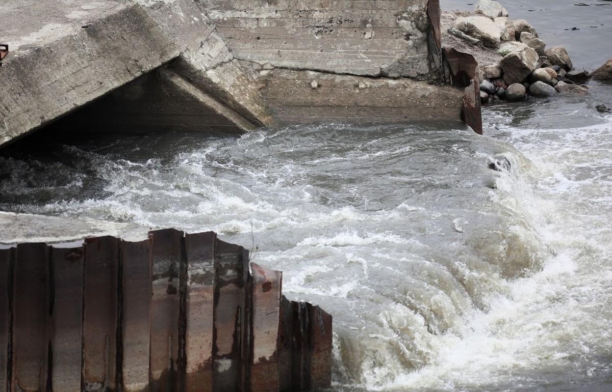Nieczystości spływające bezpośrednio do Wisły na wysokości ul. Farysa na warszawskich Bielanach