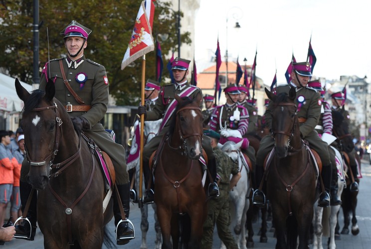 Przed południem odbył się Kawaleryjski Apel Pamięci przed pomnikiem Tysiąclecia Jazdy Polskiej. Defilada formacji kawaleryjskich ulicami stolicy. PAP/Radek Pietruszka
