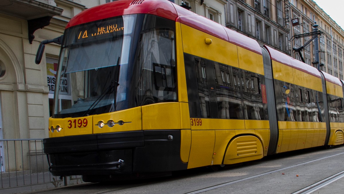 Pięć linii zawieszonych, jedna ze zmienioną trasą, uruchomione cztery linie zastępcze – na blisko 1,5 miesiąca z al. Jana Pawła II w Warszawie znikną tramwaje. Wszystko dlatego, że remontowane będzie tam torowisko. Szykują się też spore utrudnienia dla kierowców.