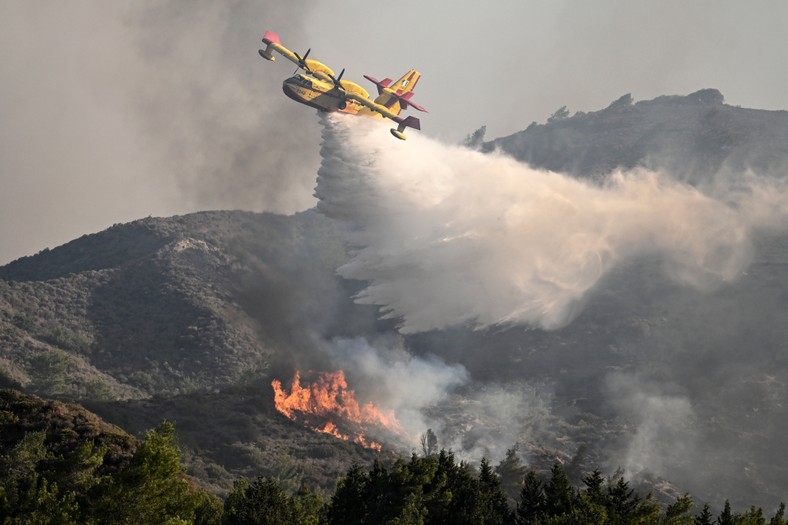 Samolot gaśniczy na greckiej wyspie Rodos. 25.07.2023 r.