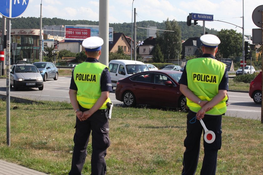 Policjanci kierujący ruchem na obwodnicy w kierunku Gdyni.