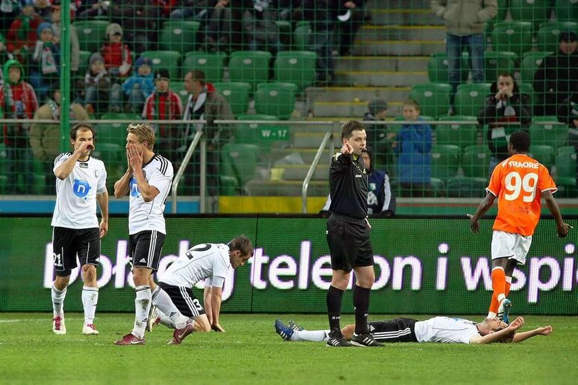 Legia nie wygrywa, fani odwracają się od drużyny