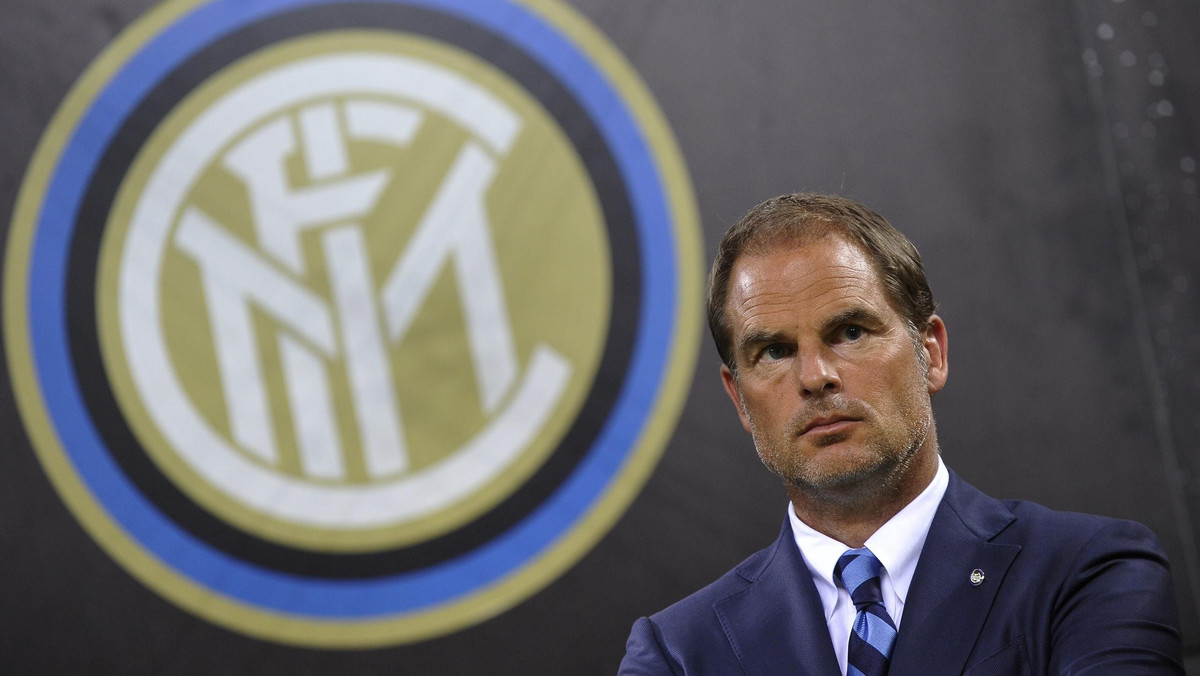 Frank de Boer został trenerem Interu w sierpniu, na dwa tygodnie przed rozpoczęciem sezonu Serie A. Miało to spory wpływ na wyniki Holendra, który w efekcie został zwolniony z początkiem listopada. Skrzydłowy mediolańskiej drużyny Joao Mario uważa, że za niepowodzeniem szkoleniowca stała głównie bariera językowa.