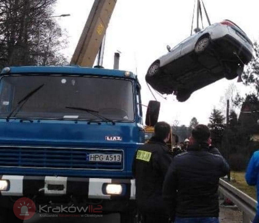 Policjanci jechali na interwencję. Radiowóz spadł z mostu