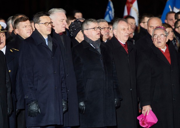 Mateusz Morawiecki, Jarosław Gowin, Paweł Soloch, Dariusz Drelich i abp Sławoj Leszek Głódź podczas obchodów 47. rocznicy Grudnia '70.