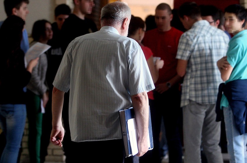 Nastavnici se slažu da je gradivo preobimno, te da nemaju vremena da se posvete učenicima zbog administracije koju moraju da ispune