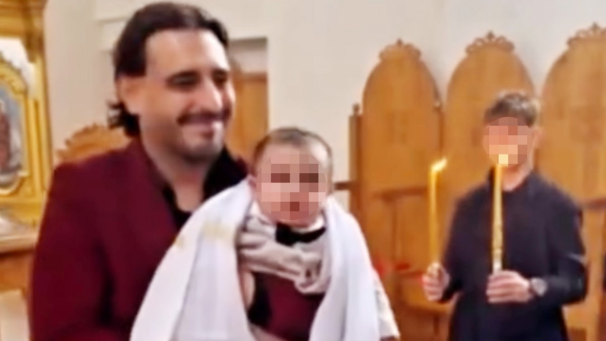 VELIKO SLAVLJE NA SVETU PETKU Darko Lazić objavio fotografije iz crkve: Ne skida osmeh, na njemu elegantno odelo - Podelio trenutke sa krštenja, pa pokazao atmosferu sa proslave