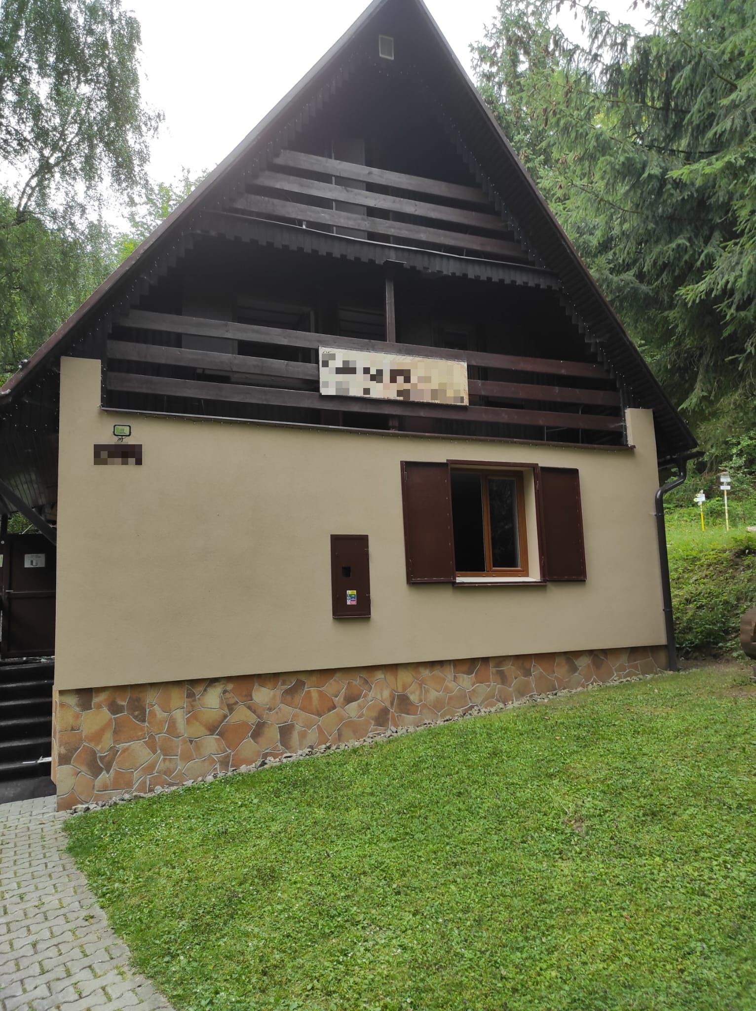 Na chate v Lehote pod Vtáčnikom v okrese Prievidza malo dôjsť k výbuchu plynu.