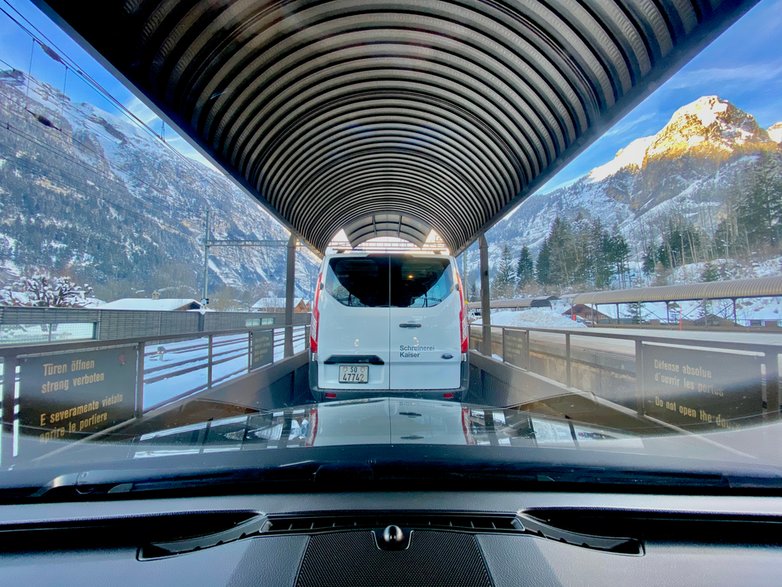 Na wagonie pociągu BLS Autoverlad w drodze do Zermatt