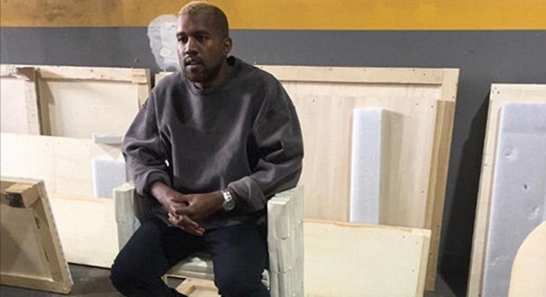 Kanye West debuts blond look