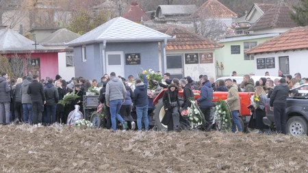 Stotine ljudi se okupilo na groblju 