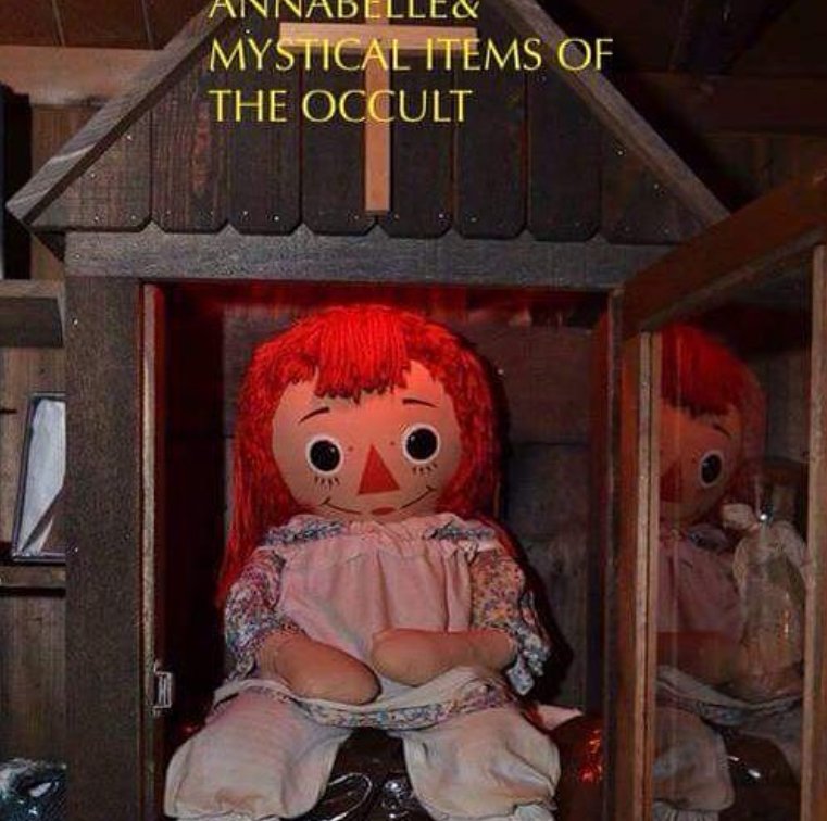 Počas turné ho sprevádzala bábika Annabelle.