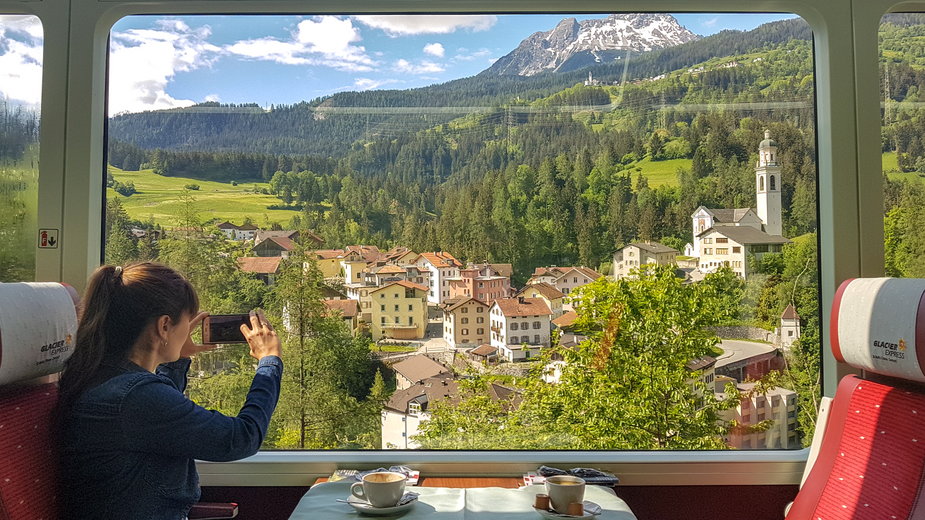 Niezwykła podróż pociągami przez Szwajcarię