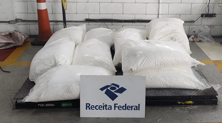 A brazil vámhatóság által közreadott kép a Sao Paulo Santos nevű kikötőjében az elmúlt két nap során a hatóságok által lefoglalt, összesen 1,8 tonna kokaint tartalmazó csomagok egy részéről / Fotó: MTI/EPA/EFE/Aduana Brasil
