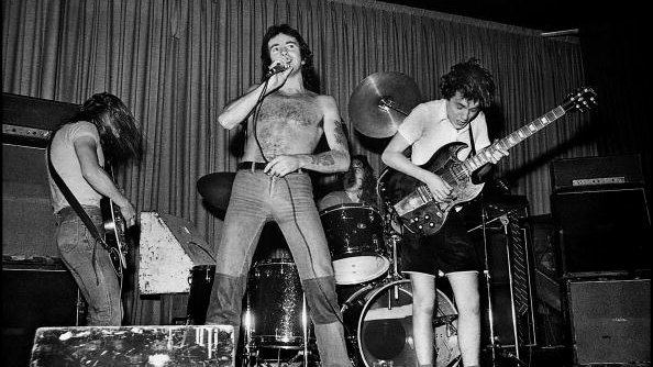 Malcolm Young, Bon Scott, Phil Rudd i Angus Young podczas koncertu AC/DC w 1976 r.
