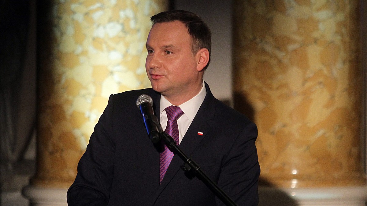 Dzisiaj prezydent Andrzej Duda spotyka się z szefami partii opozycyjnych; to konsekwencja sobotniej zapowiedzi prezydenta, że jest gotów do mediacji - poinformował dyrektor biura prasowego Kancelarii Prezydenta Marek Magierowski.