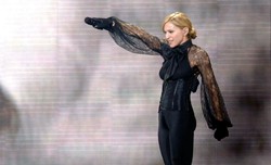 Madonna uchyla rąbka tajemnicy i przedstawia pięknego zabójcę