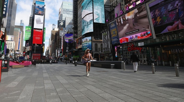 Alsónadrágos, cowboy-nak öltözött férfi szórakoztatja a járókelőket a Times Square-en / Fotó: GettyImages