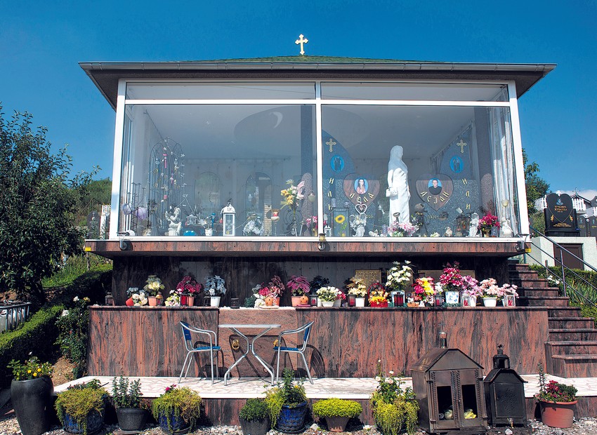 U selu Trnovči spomen na jednu Lelu održava zdanje nalik prodavnici suvenira. Fasade sve u staklu, okružene nizom kandila, ikebanama od plastičnog cveća...
