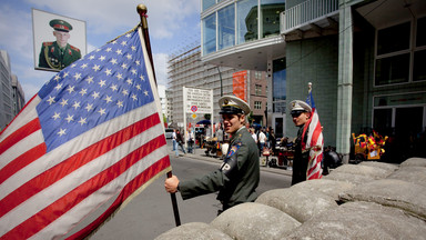 Pozostałości muru berlińskiego i okolice Checkpoint Charlie w Berlinie