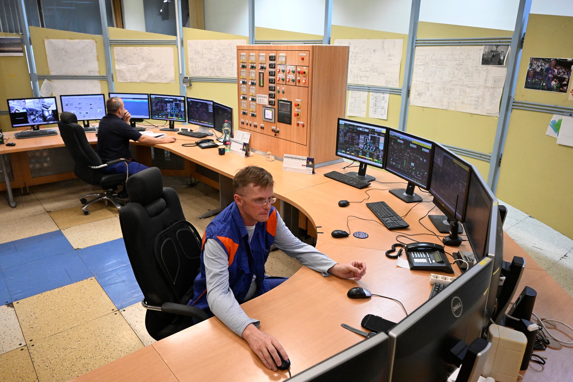 Zamestnanci elektrírne pracujú vo velíne na odstavení poslednej turbíny v hnedouhoľných Elektrárňach Nováky.