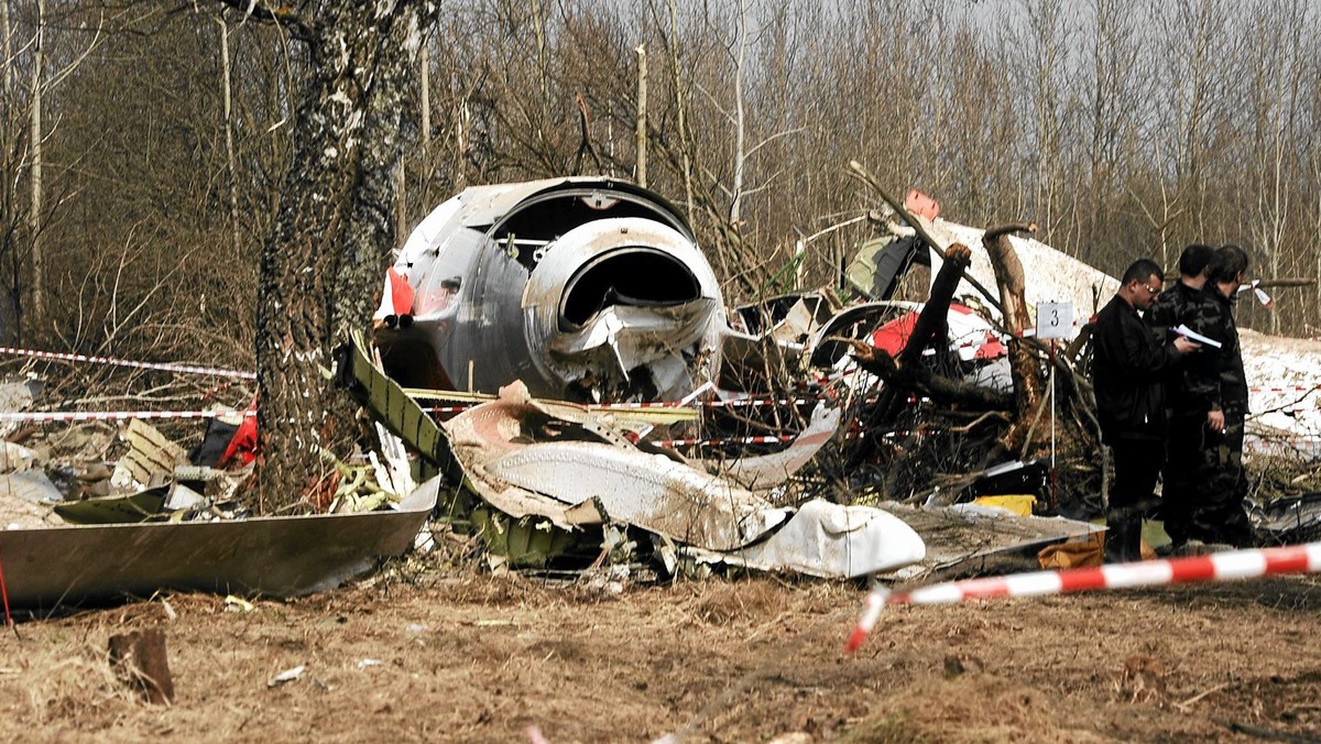 "Gazeta Wyborcza": z ekspertyzy przygotowanej przez biegłych z Instytutu Jana Sehna w Krakowie wynika, że w kokpicie tuż przed katastrofą mogło znajdować się dwóch generałów. - Podczas podchodzenia do lądowania kokpit Tu-154 zamienił się w Park Łazienkowski - ocenił płk Piotr Łukasiewicz, były szef oddziału szkolenia dowództwa sił powietrznych.