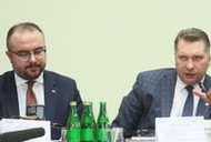 Posłowie PiS Przemysław Czarnek (P) i Paweł Jabłoński (L) podczas posiedzenia sejmowej komisji śledczej