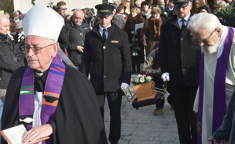 Biskup Pieronek i ksiądz Boniecki na pogrzebie "Szarego człowieka"