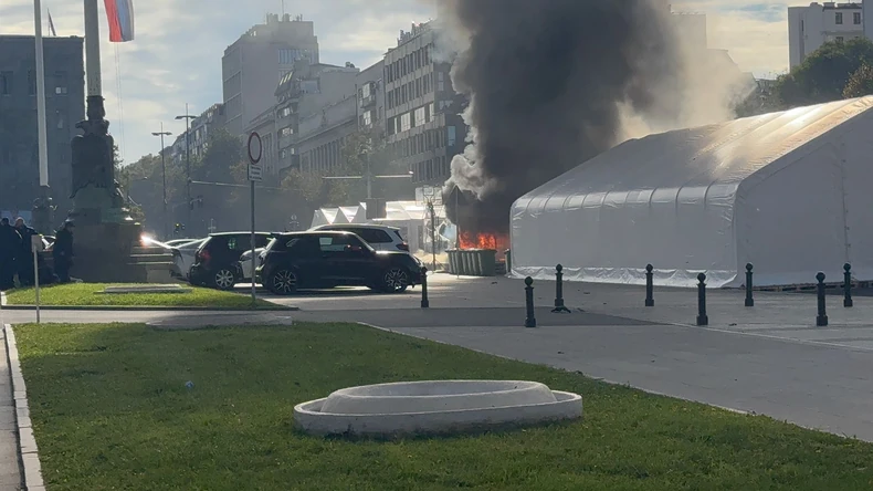 Požar ispred Skupštine