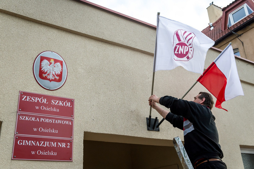 Flaga ZNP nad wejściem do Zespołu Szkół w Osielsku