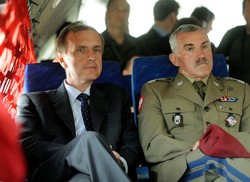 Rząd wybrał generała - mistrza autopromocji?