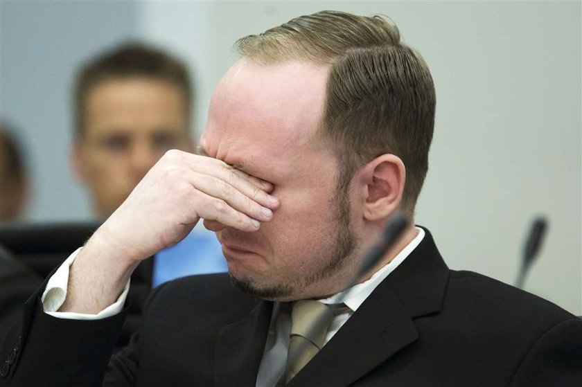 Breivik w sądzie. Delikatny uśmiech, zaciśnięta pięść