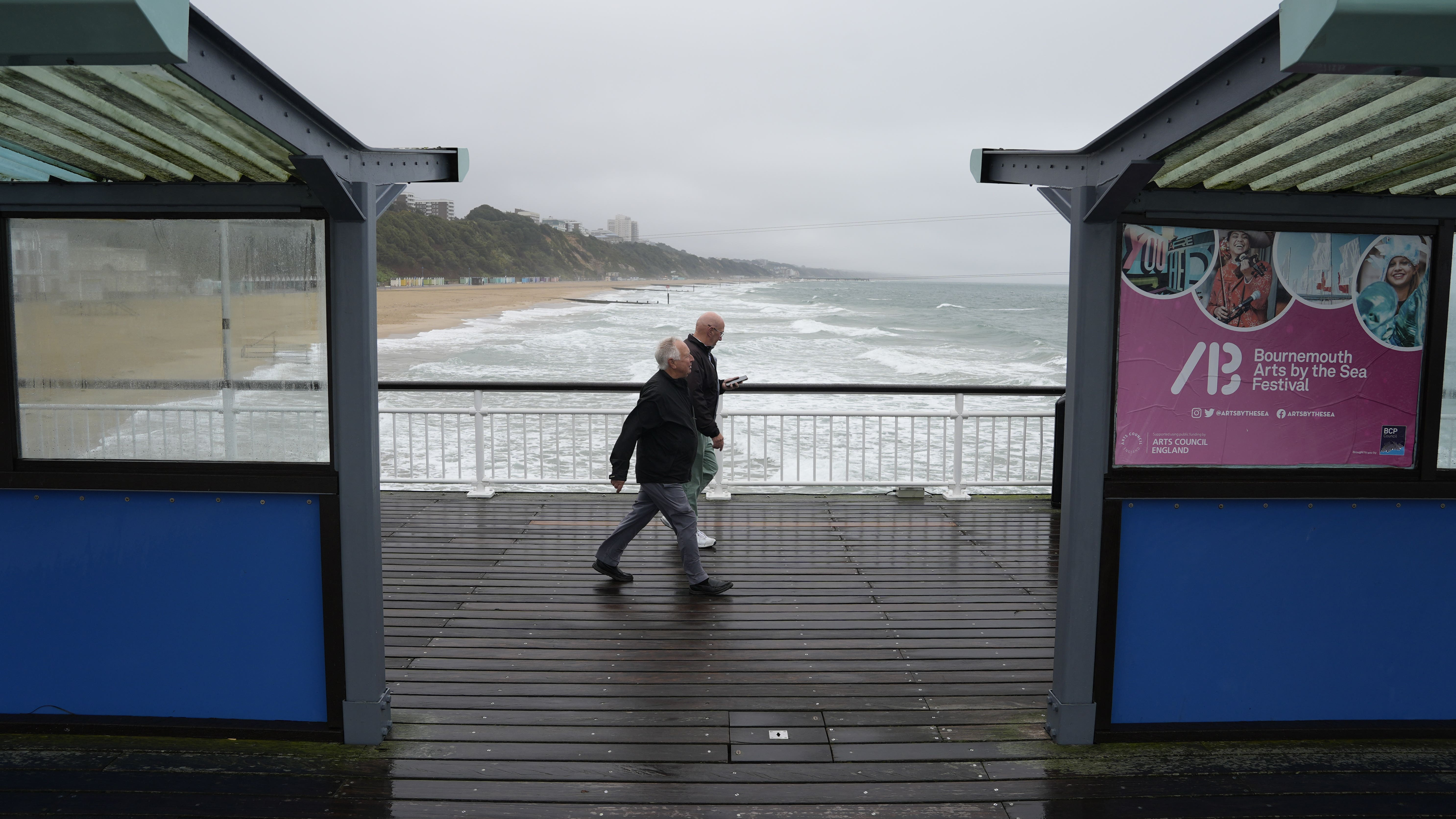 Storm Amy: Travel chaos continues but winds set to ease