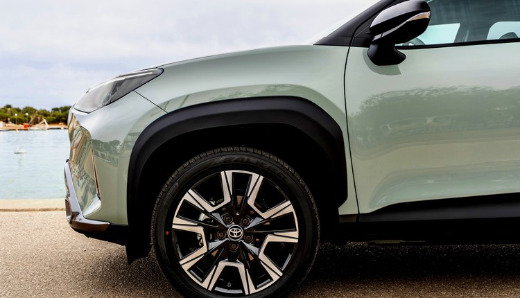 Ma silnik 1.5 i spala 2,73 l na 100 km. Nowa Toyota znika w ciemno. Ile kosztuje?