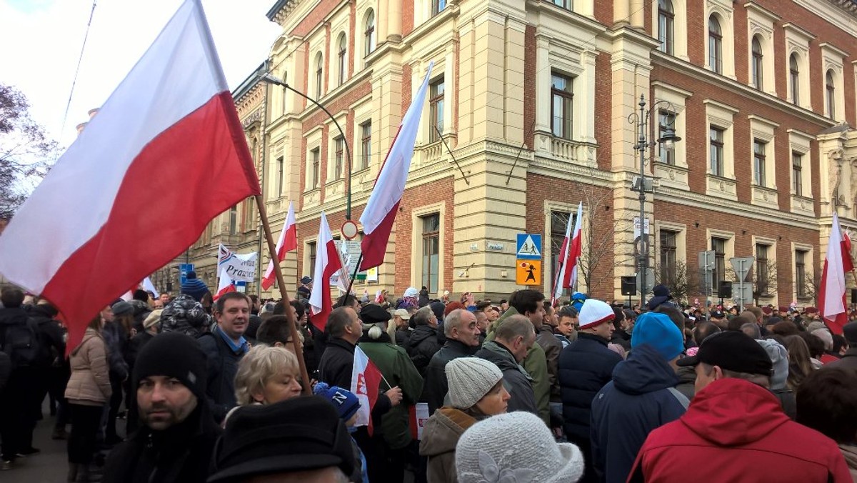 Ponad tysiąc osób wzięło udział w obchodach Święta Niepodległości w Krakowie. Mieszkańcy uczestniczyli najpierw w mszy świętej na Wawelu. Później ulicami miasta przeszli na plac Matejki. W tym roku za organizację uroczystości odpowiadał urząd wojewódzki. Te rozpoczęły się mszą świętą o godzinie 10 na Wawelu.