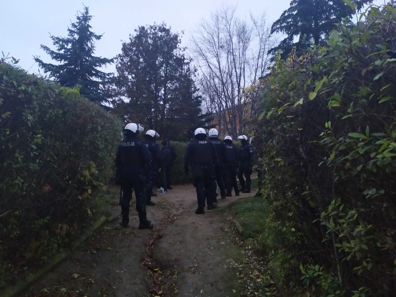 Policjanci w pobliżu komendy w Koninie