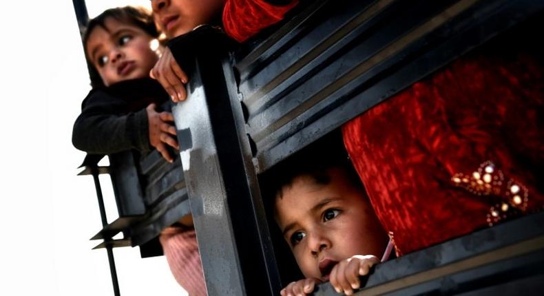 Iraqi civilians flee Mosul as Iraqi forces advance inside the city during fighting against Islamic State group's fighters on March 8, 2017