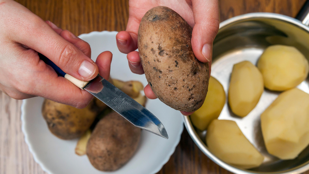 Surowe ziemniaki to jeden z najlepszych naturalnych kosmetyków do pielęgnacji twarzy. I nie ma w tym żadnej przesady. Za ich pomocą możesz oczyścić cerę, pozbyć się wągrów i pryszczy, a także doskonale nawilżyć i zregenerować skórę. Dlaczego surowy ziemniak jest tak skuteczny w walce z trądzikiem i jak go wykorzystać?