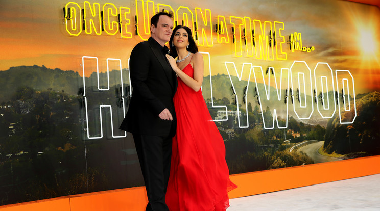 Quentin Tarantino és Daniella a Volt egyszer egy... Hollywood londoni premierjén /Fotó: Northfoto