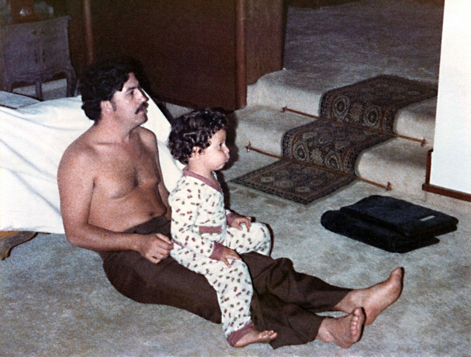 Pablo Escobar z synem w latach 70.