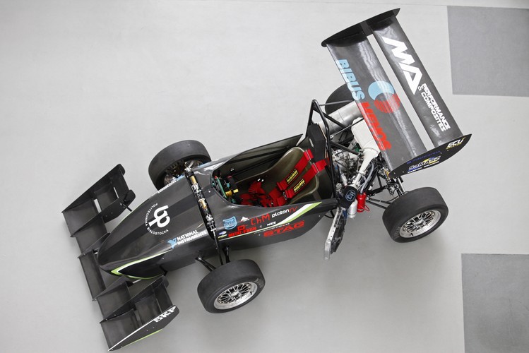 Długość bolidu nieco przekracza 3 m Jego szerokość to 1,4 m, a wysokość 1,35 m. Napędzany jest silnikiem o mocy 55 KM. <br><br> fot.  (mgo) PAP/Artur Reszko