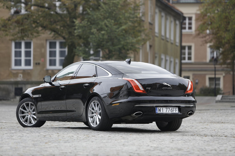 Jaguar XJ V6 - stylowo autonomiczny