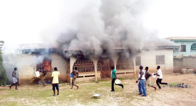 Some residents of Esreso helping to quench the fire 