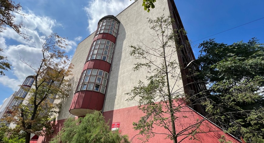 W XIII LO to placówka z nowoczesną sala gimnastyczną w centrum miasta