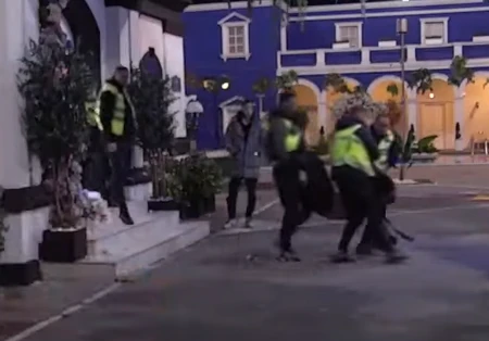 Terzu obezbeđenje iznelo iz Bele kuće