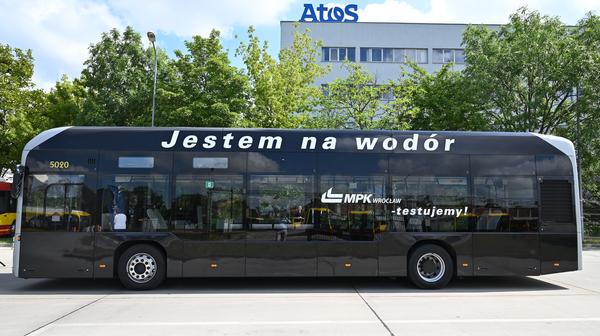 Autobus na wodór jeździ po wrocławskich ulicach. W poniedziałek zobaczysz go na linii 142