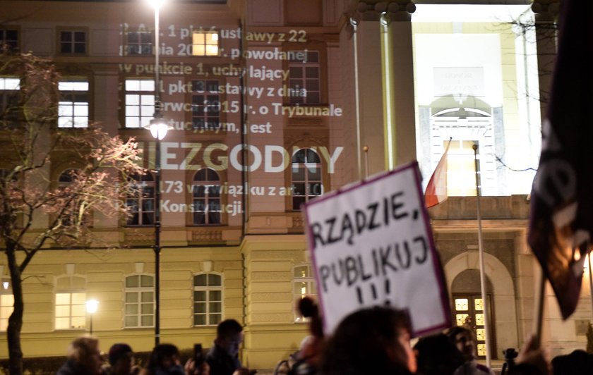 Polacy donoszą policji na Szydło!