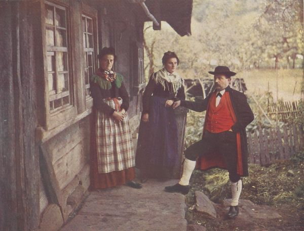Ludzie z Czarnego Lasu. Schwarzwald, Niemcy, 1910 r. (domena publiczna).
