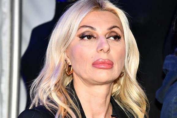 ĆERKA LIDIJE OCOKOLJIĆ IZRASLA U FATALNU LEPOTICU Ful skockana slavila 21. rođendan, a sestra Anastasija ostala bez teksta kad ju je videla: "NAJLEPŠA NA SVETU"