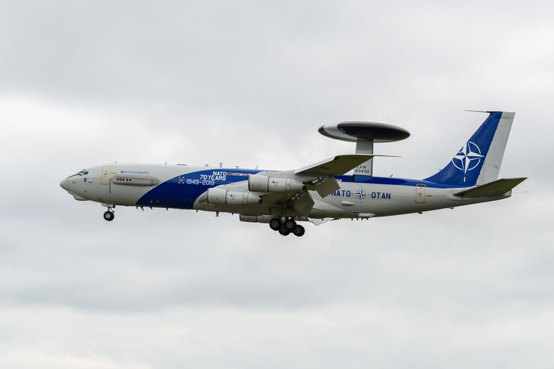 Samolot wczesnego ostrzegania Boeing E-3 Sentry. W ramach sojuszniczego systemu NATO AWACS używane jest 14 tego typu maszyn.